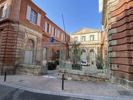 L'ancienne université de Perpignan, un bâtiment historique de la vieille ville.