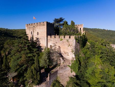 Le château de Castelnou, un bel édifice imposant.