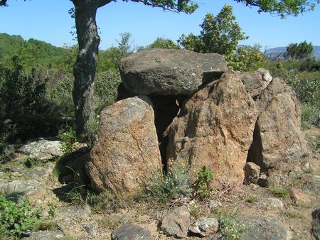 Le dolmen de la Rouyre, à Ansignan