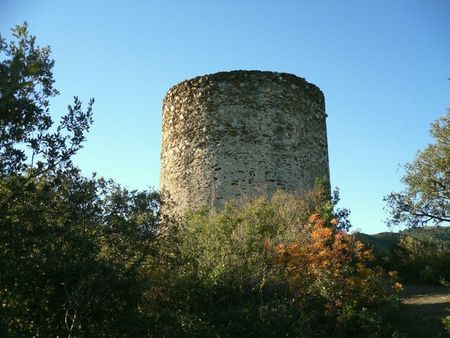 La tour de Castelnou, en amont du château