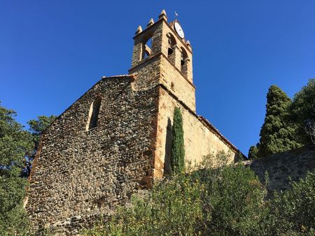 La chapelle Sainte-Marie-del-Mercadal, en bas du village de Castelnou.