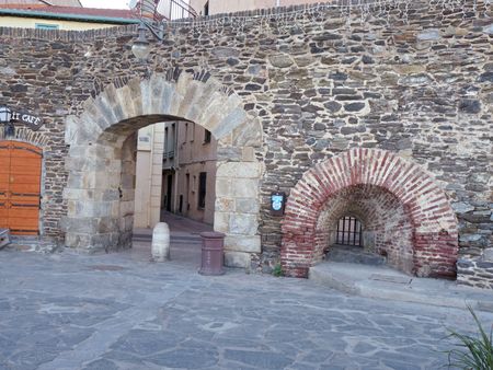 La porte médiévale, à Collioure.