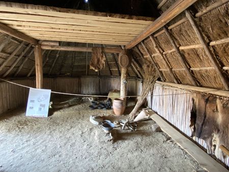 L'intérieur de la hutte datant de l'âge du fer.