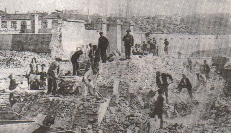 Le travail de démolition des remparts de Perpignan