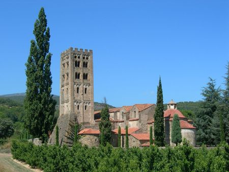 Vue sur l'abbaye Saint-Michel-de-Cuxa, à Codalet