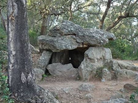 Dolmen de la cova de l'Alarb, sur le territoire d'Argelès-sur-Mer