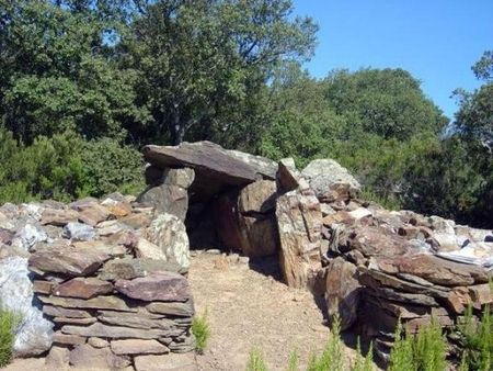 Le dolmen d'A Fourna, à Saint-Michel-de-Llotes.
