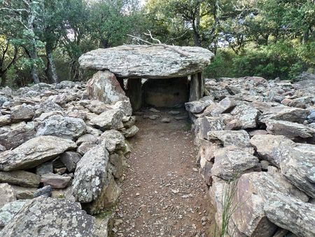 Le dolmen du col de la Llosa, à Saint-Michel-de-Llotes.