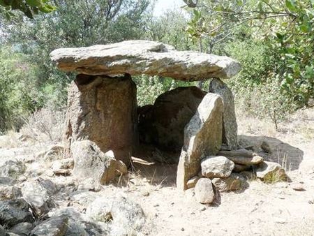 Le dolmen du Roc de l'Arca, à Felluns
