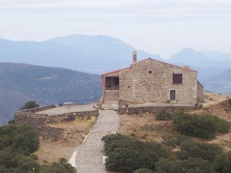 L'ermitage de Força Réal, au sommet d'une colline proche