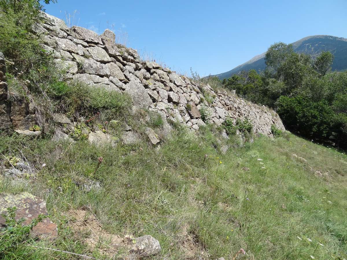 Mur de soutènement de la voie royale