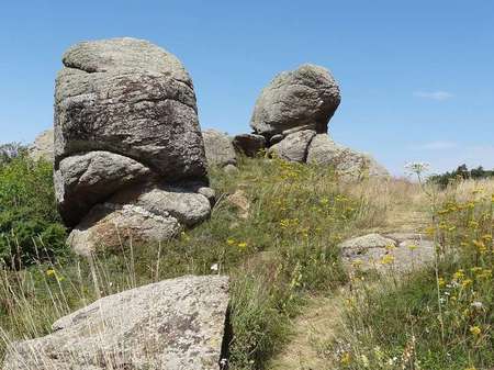 La roche gravée d'Eyne, limite du village