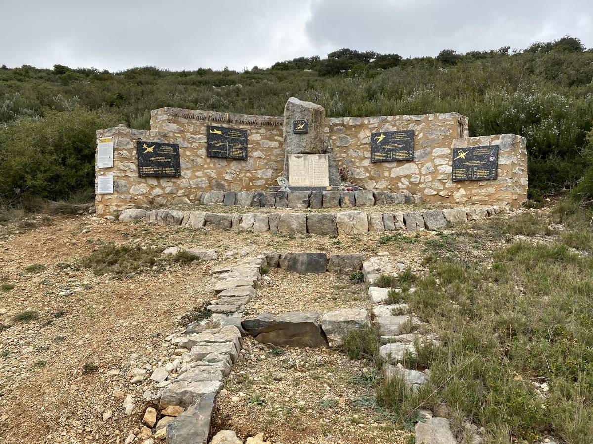 Stèle commémorative de Périllos