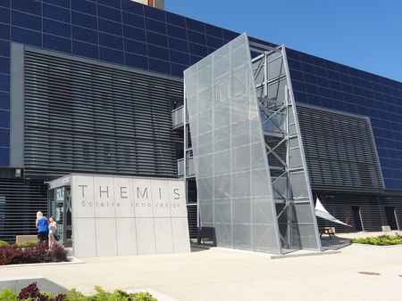 Le bâtiment principale de la centrale solaire de Thémis