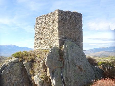 La tour d'Egat, sur les hauteurs de la ville