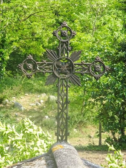 Croix sur un tombeau