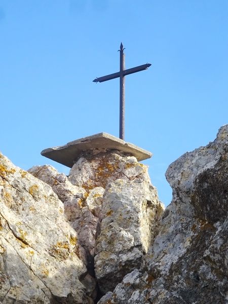 Croix sur une colline à l'Est