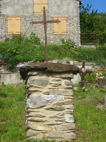 Croix sur un haut socle de pierre
