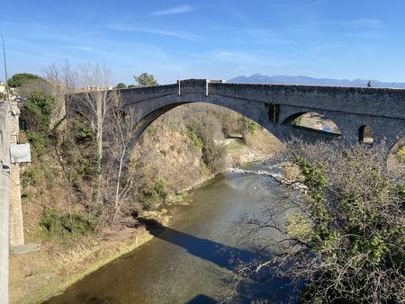 Le pont du Diable de Céret, à l'entrée de la ville.