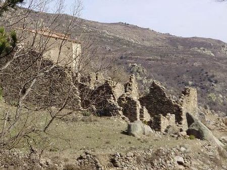 Le village abandonné de Cômes sur le territoire d'Eus.