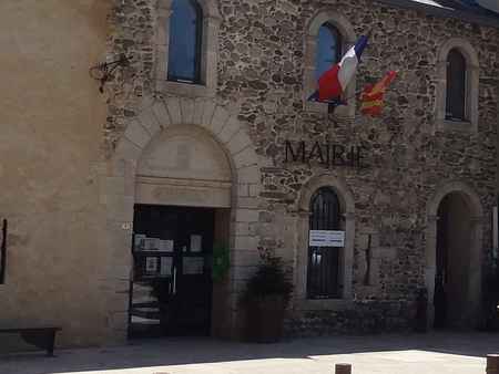 Le portail de l'ancien château, aujourd'hui porte d'entrée de la mairie.