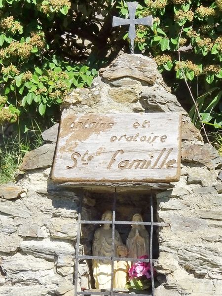 Fontaine et oratoire à la Sainte Famille