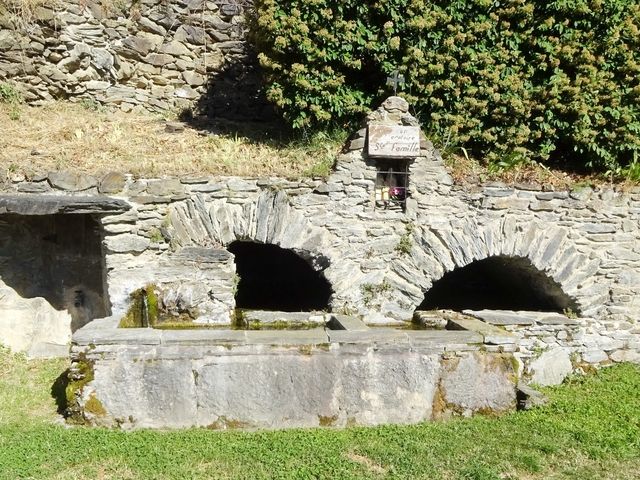 Fontaine et oratoire à la Sainte Famille