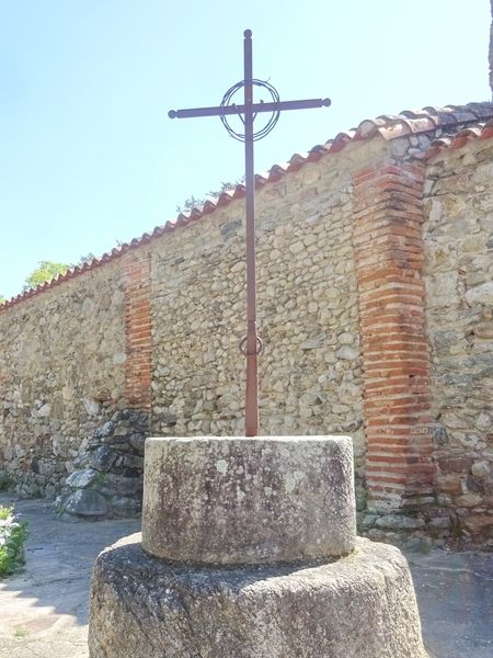 Croix devant l'église