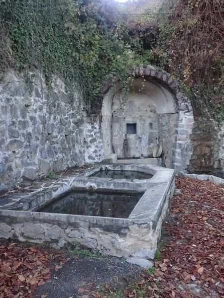 Lavoir et fontaine de Baix