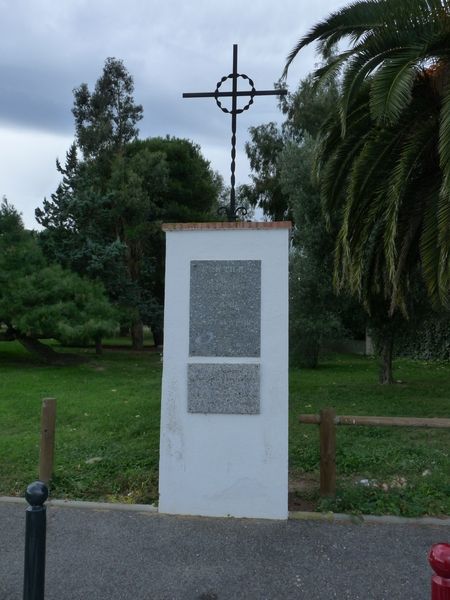 Mémorial surmonté d'une croix