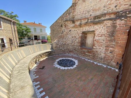 La tour d'angle des anciennes fortifications médiévales.