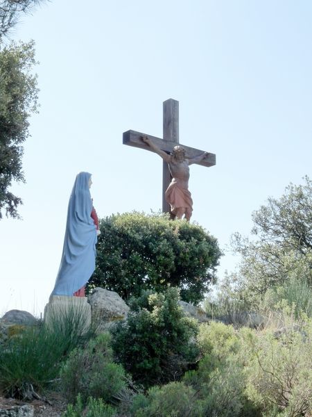 Calvaire et petite croix sur le portail