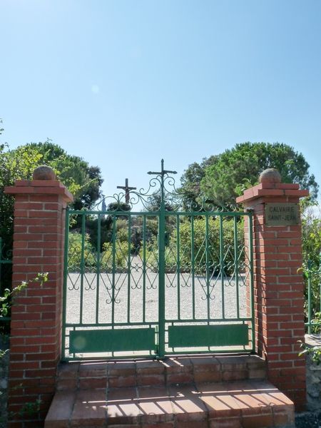 Calvaire et petite croix sur le portail