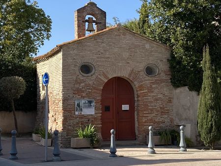 La chapelle St Sébastien, un petit bâtiment de brique rouge.
