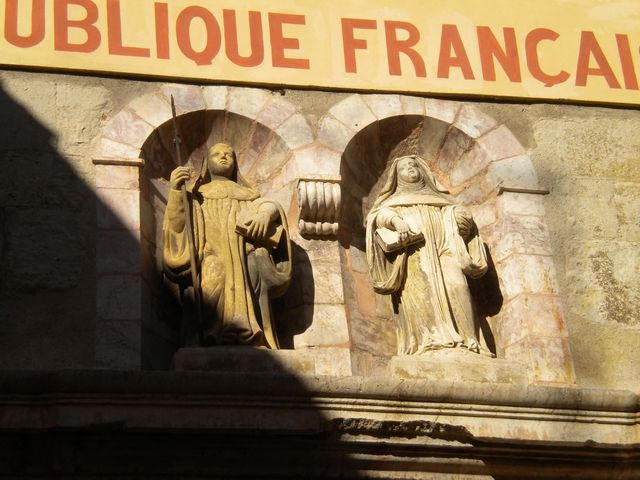 Statue au fronton de l'église Saint-Julien et Sainte Basilisse