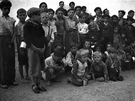 Enfants espagnols, juifs et tziganes au camp de Rivesaltes